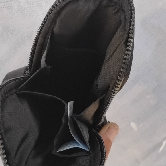 lLULULEMON Easy Access Crossbody Bag Black EUC ✨ - Picture 8 of 8